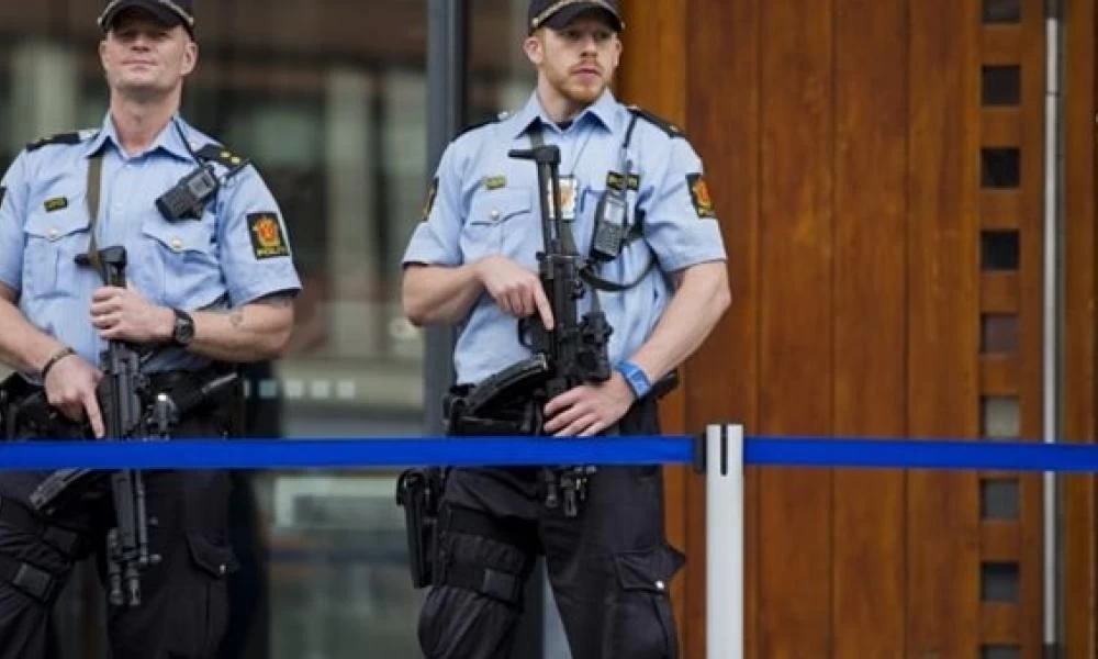 Σκηνές πανικού στην Νορβηγία: Ημίγυμνός άνδρας τραυμάτισε αστυνομικό με μαχαίρι - Εξουδετερώθηκε από αστυνομικά πυρά